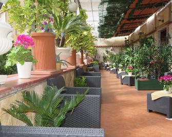 بد آند بريكفاست مديا - نابليس - شرفة مرصوفة