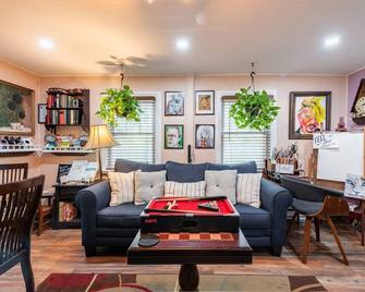 The Artist Studio Loft - Poconos - Hot Tub - Scotrun - Lounge