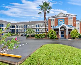 Suburban Studios Stuart near Federal Hwy 1 - Stuart - Edificio