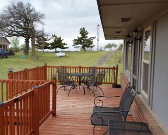 Beyond The Hill House-Quiet With Lots Of Room To Roam - Guthrie - Terasa
