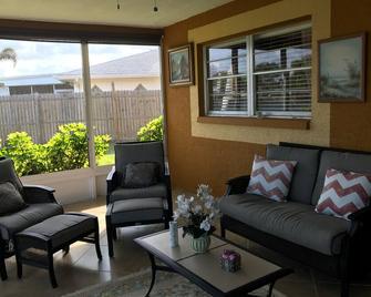 Luxurious Waterfront Holiday Home with Fully Encompassing Lakeview - Holiday - Sala de estar
