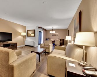 Holiday Inn Peterborough-Waterfront By IHG - Peterborough - Obývací pokoj