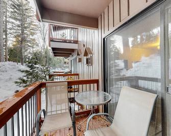 Cozy studio with deck & fireplace - near Yosemite Valley & Badger Pass - Yosemite West - Balcony