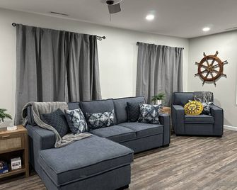 Lake House on Saratoga Lake - Saratoga Springs - Living room
