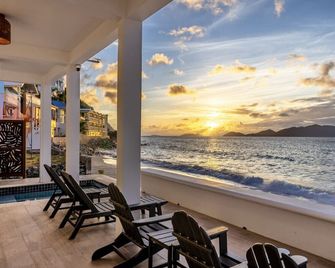 Directly on the Beach! - Little Harbour - Balkong