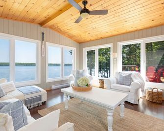 Gorgeous Lake Muskoka Cottage with Amazing Views & Hot Tub - Bala - Living room