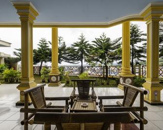 Spot On 1896 Hotel Mahkota Pantai - Pelabuhanratu - Patio