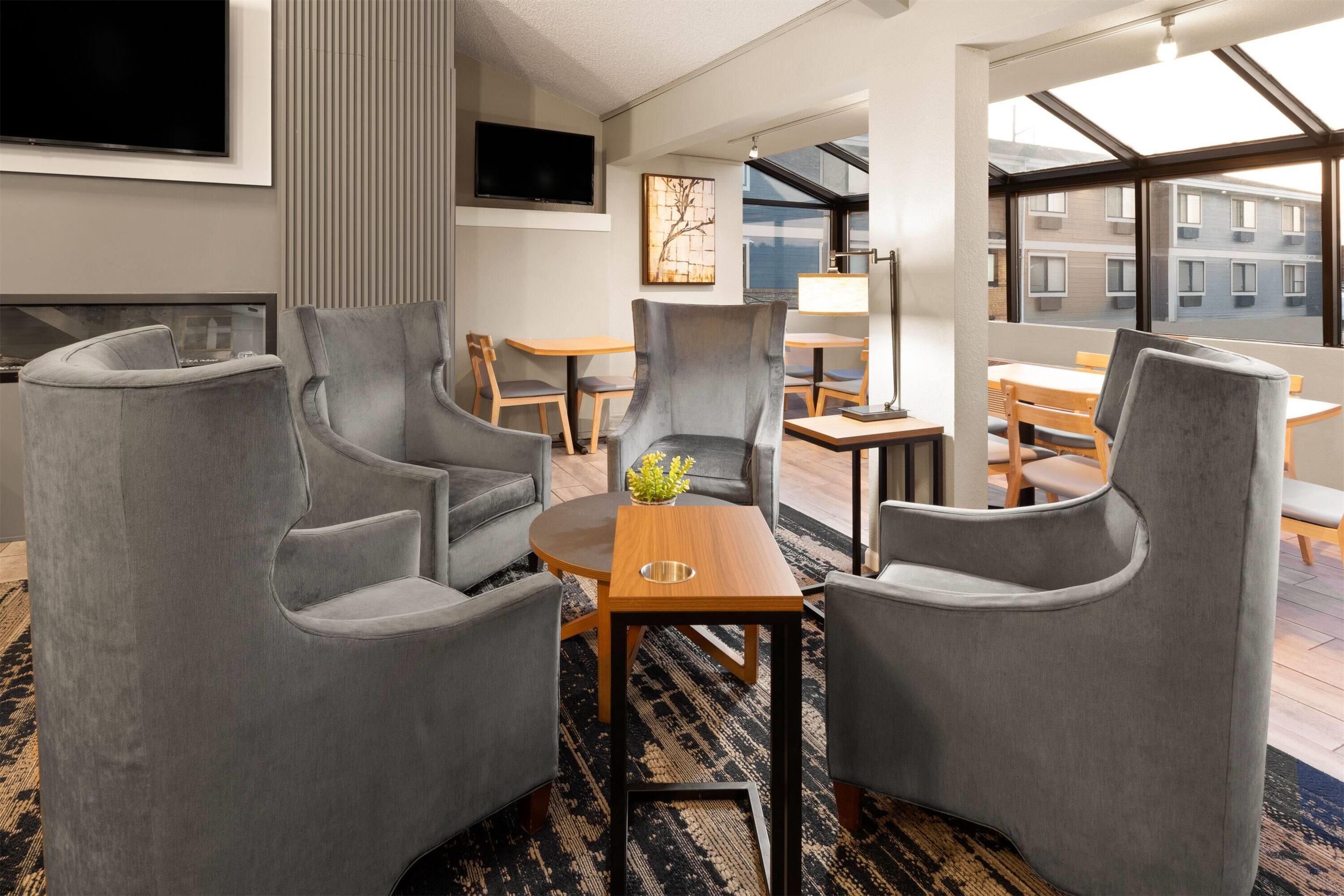 AmericInn by Wyndham Chippewa Falls - Chippewa Falls - Lobby