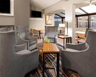 AmericInn by Wyndham Chippewa Falls - Chippewa Falls - Lobby