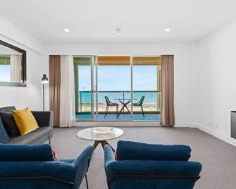 Belle Escapes - Sunset Views at the Bay - Glenelg - Living room