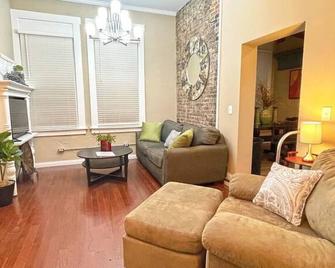 The Flat on Front Street - Marietta - Huiskamer