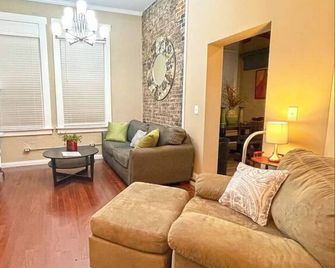 The Flat on Front Street - Marietta - Sala de estar