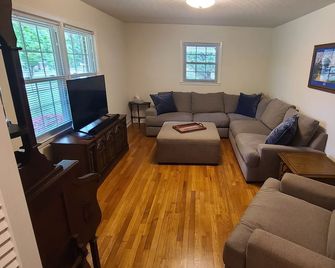 Delightful 3-bedroom house in Pilot Mountain - Pilot Mountain - Living room