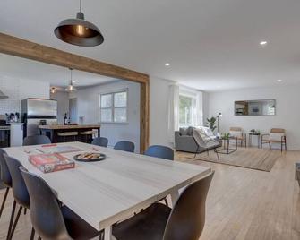City Escape w deck, BBQ & beautiful back yard - Dartmouth - Dining room