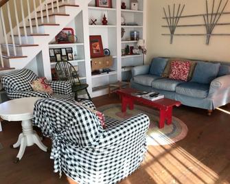 The Farmhouse Inn - Madison - Huiskamer
