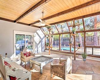 Spacious Yard with Mtn Views! Scenic Sedona Retreat - Sedona - Sala de estar