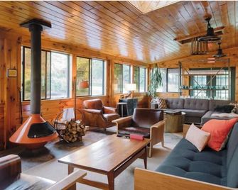 The Arnold House - Livingston Manor - Salon