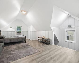 Cozy Studio with reading nook - White Plains - Bedroom