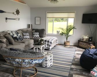 Beautiful & charming 3 bedroom lake house! - Paw Paw - Obývací pokoj