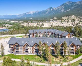 Heavenly Mountain Hideaway, Pool, Hot Tub - Radium Hot Springs - Building