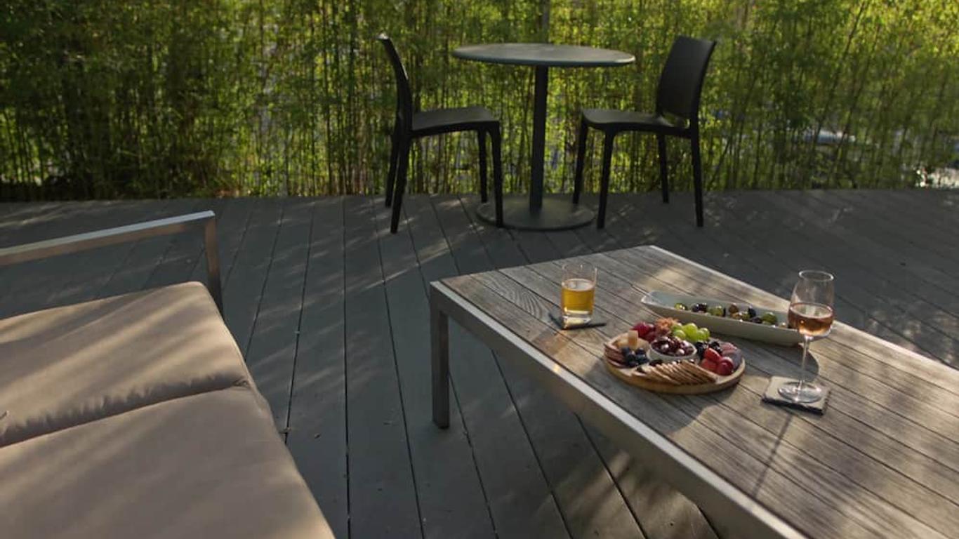 Frame Hotel - Treehouse