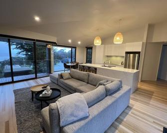 Architect designed 4 bedroom with ocean views from every room - Lorne - Living room