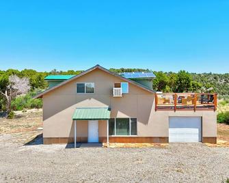 Stunning Canyon-Rim Retreat on the Dolores River in beautiful SW Colorado. - Dove Creek - Building
