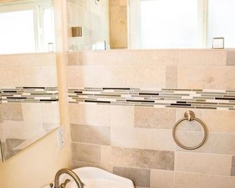 1 Bed Beach Bungalow #130 1 Bedroom Condo by RedAwning - Carpinteria - Bad