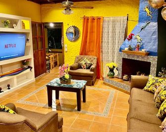 Casa Villas Suizas I cerca de Laberinto de Albania - Apaneca - Living room