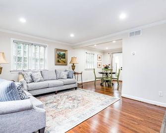 Perfect Townhome near the Village, downtown, NC State - راليغ - غرفة معيشة