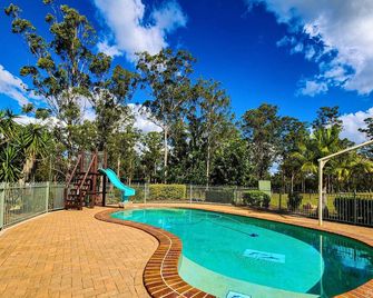 JJJ's Ranch Farm 1 by Tiny Away - South Kolan - Piscina