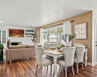 Newly Remodeled 3BR with Pool near Ontario Airport - Ontario - Dining room