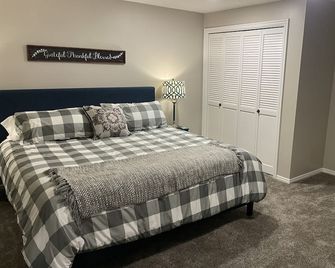 Luxury Basement Apartment with Private Entrance. Play with Farm Animals! - Springville - Schlafzimmer