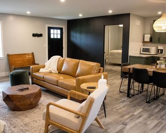 Newly remodeled home on a Christmas tree farm, minutes from downtown Lititz. - Lititz - Living room