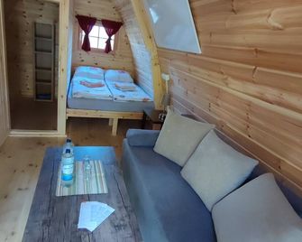 Minihotel 'Hobbit Town' am See an der Mecklenburger Seenplatte, Schlaffass - Fürstenberg/Havel - Wohnzimmer