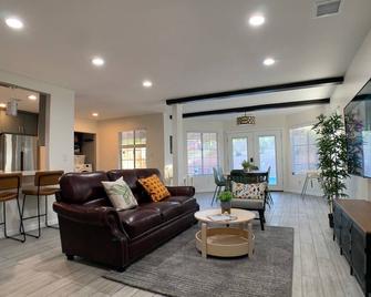 4 Bedroom King Beds One-Story Tesla Ev - Riverside - Sala de estar