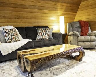 Brand New Fox Hill Cabin Where Country Charm nearby Hot Springs - Malvern - Obývací pokoj