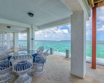 Ocean Perch, Dock, Open Water Views, 80' Heated Pool, Tennis, 20 Min to Key West - Cudjoe Key - Balcón