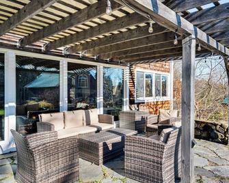 Outdoor Fireplace & Pool Table: Tamworth Home! - Tamworth - Patio