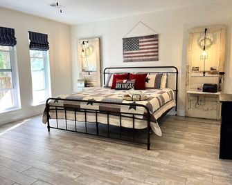 Mount Ida Family Getaway: Pet-Friendly Cabin with Game Room in Arkansas - Mount Ida - Bedroom