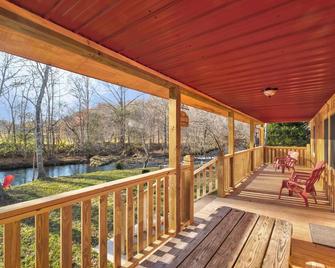 Butts On The Creek! Peaceful retreat right on the creek. - Cosby - Balcony