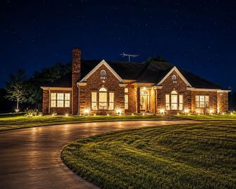 11-Acre fenced 3500 SqFt Ranch on I-30, 2 King Suites, 1 Story. 10 Beds. Pond. - Mount Pleasant - Будівля
