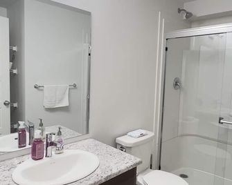 Private luxury Guest Suite in Winnipeg, Separate Entrance and Free Parking - Winnipeg - Baño
