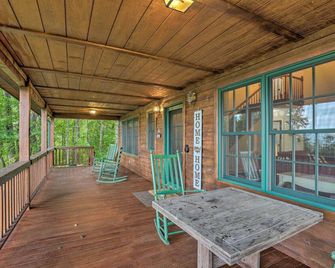 Tranquil Hendersonville Cabin w/ Mountain Views! - Hendersonville - Balcony