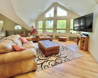 Private 3+ acre executive retreat 4 'blocks' from Pokegama Lake & bike trailhead - Cohasset - Living room