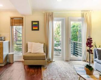 Recharge in Lush Gardens in the Heart of Bernal Heights - San Francisco - Living room
