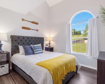 The Lazy Loft Stay for 4! - Branson - Bedroom