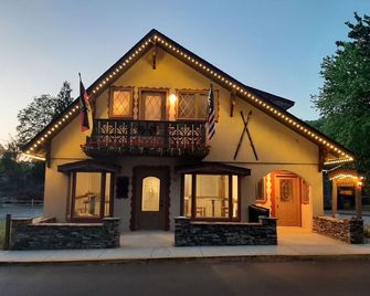 Welcome to the Heart of Helen, Chalet Munich - Helen - Building