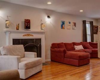 Winner's Getaway - Norwich - Living room