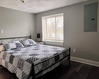 3 Bedroom Home - Lake Views on 3 Sides - Caseyville - Bedroom